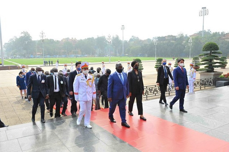 Hình ảnh Tổng thống Sierra Leone vào Lăng viếng Chủ tịch Hồ Chí Minh -0