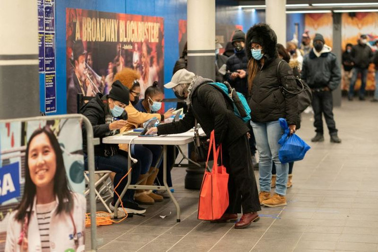 Đăng ký xét nghiệm Covid-19 tại ga tàu điện ngầm Quảng trường Thời đại ở Manhattan, New York, Mỹ, ngày 27/12/2021. (Ảnh: Reuters). Lây nhiễm Covid-19 ở Tây Ban Nha tăng vọt sau kỳ nghỉ Giáng sinh -0