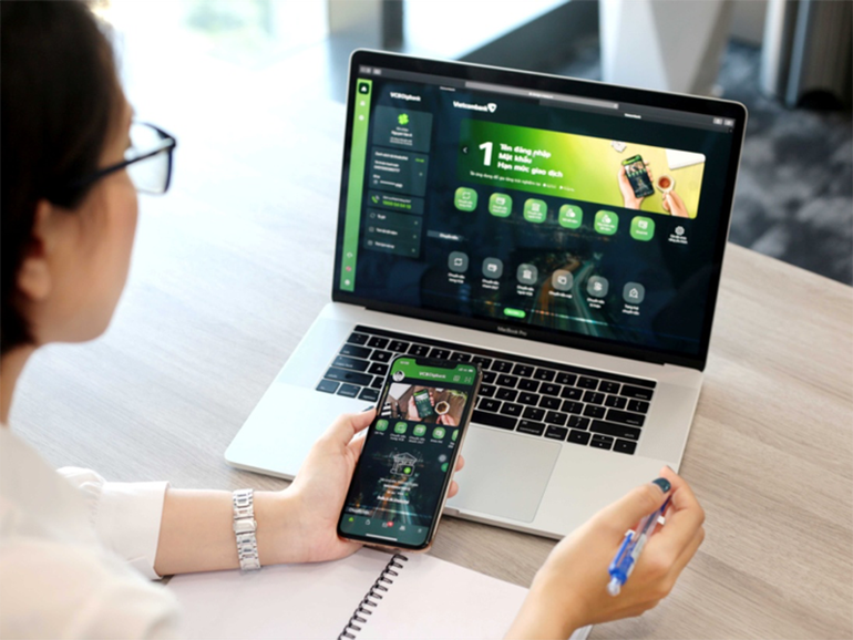 Kênh Ngân hàng số VCB Digibank ngày càng được nhiều khách hàng yêu thích sử dụng mỗi ngày do sự vượt trội về tính năng, tiện ích và sự an toàn, bảo mật. VCB Digibank được vinh danh tại lễ trao giải thưởng chuyển đổi số Việt Nam 2021 -0