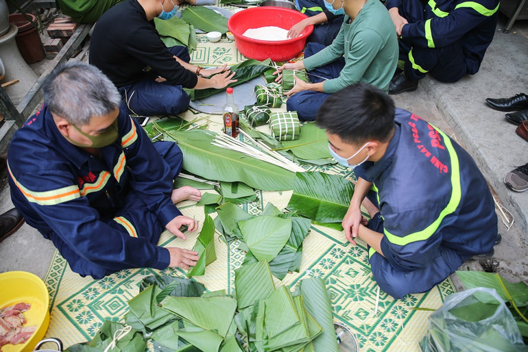 Bánh chưng của người lính cứu hỏa đón Tết xa nhà -0