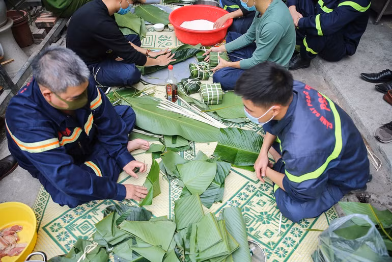 Bánh chưng của người lính cứu hỏa đón Tết xa nhà -0