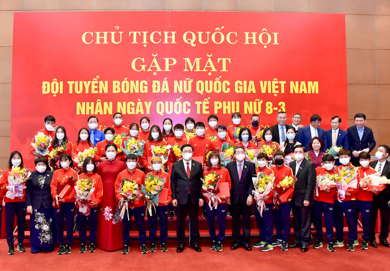 Đội tuyển nữ quốc gia tặng chiếc áo đấu có chữ ký của Ban huấn luyện và các cầu thủ cho Chủ tịch Quốc hội Vương Đình Huệ. (Ảnh: Đăng Anh) Khơi dậy sức mạnh nội sinh, động lực, khát vọng xây dựng và phát triển đất nước -0