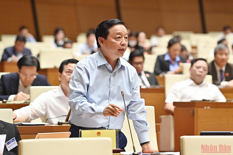 Bộ trưởng Tài Nguyên và Môi trường Trần Hồng Hà tham gia trả lời một số vấn đề các đại biểu Quốc hội nêu. Quốc hội bước vào phiên chất vấn và trả lời chất vấn với nhiều câu hỏi, vấn đề được cử tri quan tâm -0