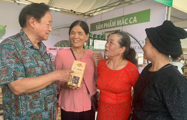 Ông Nguyễn Lân Hùng trực tiếp giới thiệu về cây trồng và sản phẩm mắc-ca cho khách tham gia đến gian hàng của Hiệp hội Mắc-ca Việt Nam ‘Nữ hoàng quả khô’ mắc ca ‘hút khách’ ở festival trái cây lớn nhất vùng Tây Bắc -0