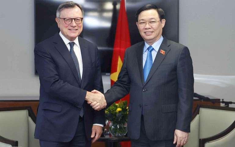 Chủ tịch Quốc hội Vương Đình Huệ tiếp lãnh đạo một số tập đoàn của Vương quốc Anh -0