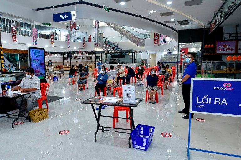 Phó Thủ tướng Vũ Đức Đam kiểm tra bệnh viện dã chiến, khu phong tỏa, siêu thị tại TP Hồ Chí Minh -0