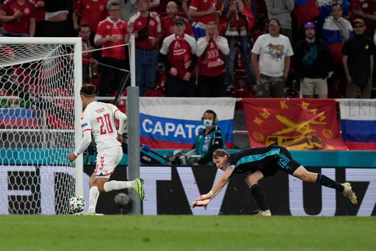 Poulsen ghi bàn nhân đôi cách biệt cho Đan Mạch từ sai lầm nghiêm trọng của hàng thủ Nga. (Ảnh: UEFA) Bỉ toàn thắng vượt qua vòng bảng, Đan Mạch lách qua khe cửa hẹp -0