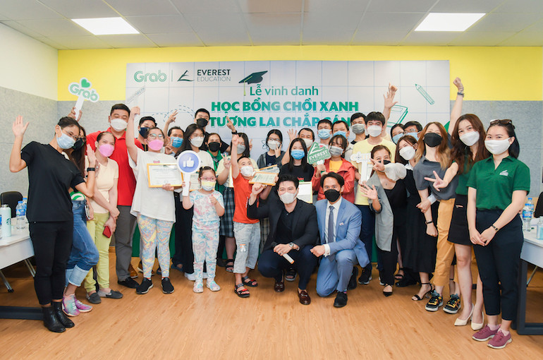 Grab Việt Nam và Everest Education trao học bổng chương trình “Học bổng chồi xanh - Tương lai chắp cánh” cho con em đối tác -0