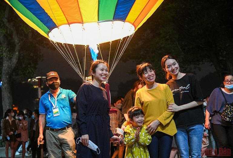 Người Hà Nội vui thích với Lễ hội khinh khí cầu -0