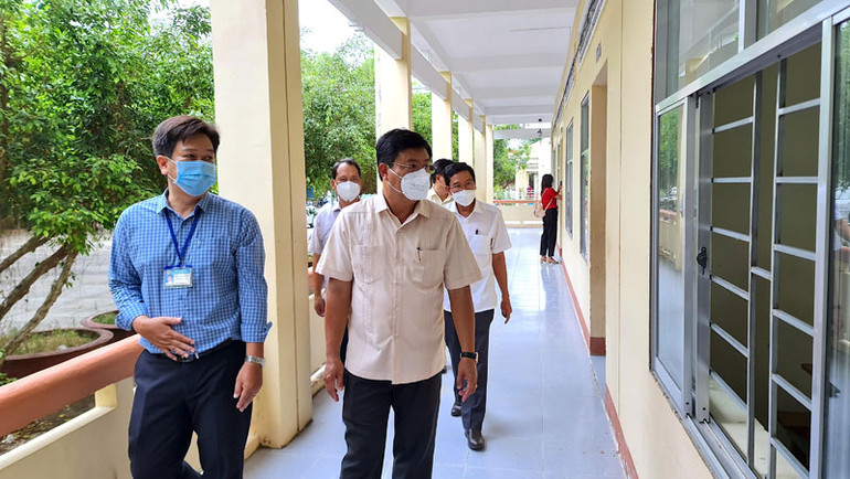 Bí thư Tỉnh ủy Cà Mau (bên phải) kiểm tra đột xuất công tác dạy và học trực tiếp tại Trường THCS Phú Hưng. Học sinh Cà Mau nô nức trở lại trường học trực tiếp -0