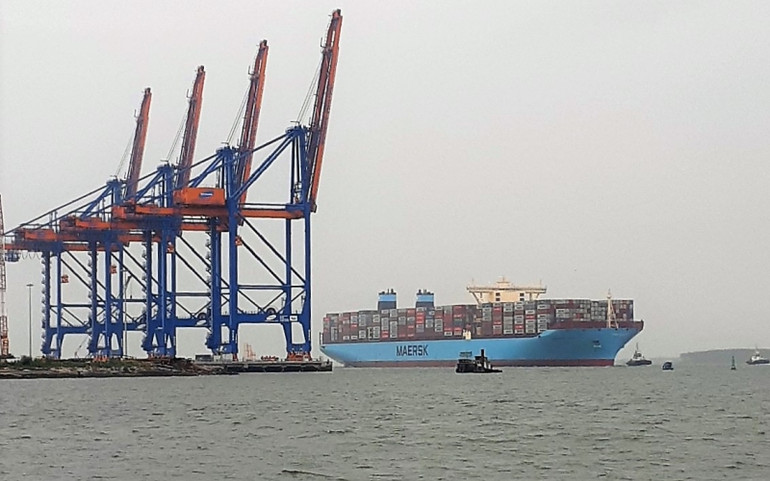 Tàu lai Sea Tiger hỗ trợ “siêu tàu” Margrethe Maersk vào cua tại phao 21. “Siêu tàu” Margrethe Maersk cập cảng Cái Mép - Thị Vải -0