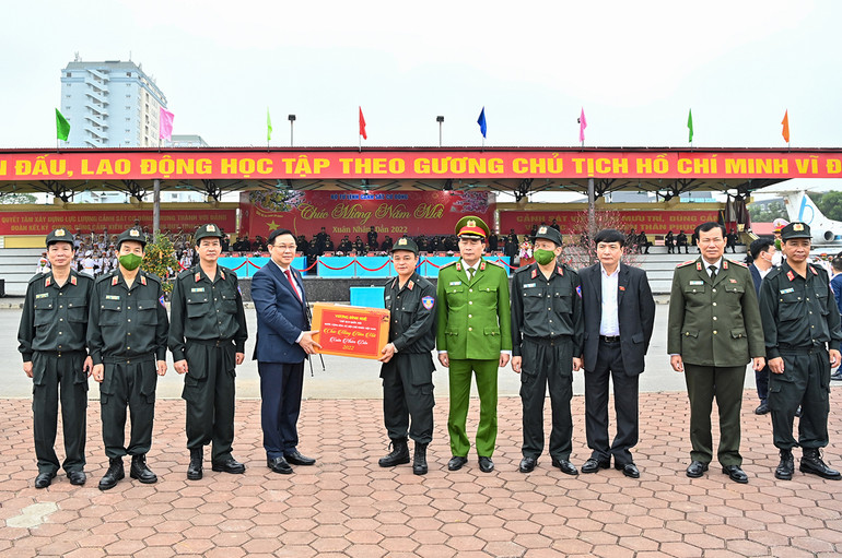 Chủ tịch Quốc hội Vương Đình Huệ thăm, chúc Tết lực lượng vũ trang tại Hà Nội -2