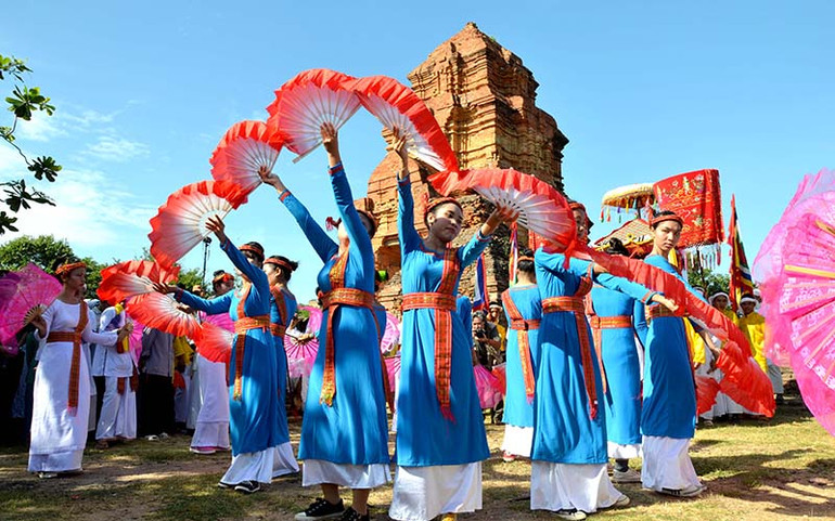 Thiếu nữ Chăm với điệu múa truyền thống dưới chân Tháp Pô Sah Inư, thành phố Phan Thiết, Bình Thuận. Lễ hội Katê của người Chăm Bình Thuận là Di sản văn hóa phi vật thể quốc gia -0