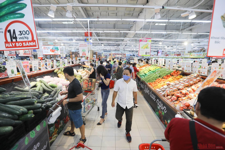 Hà Nội: Hàng hóa siêu thị dồi dào, chợ dân sinh không thiếu hàng tươi sống -0