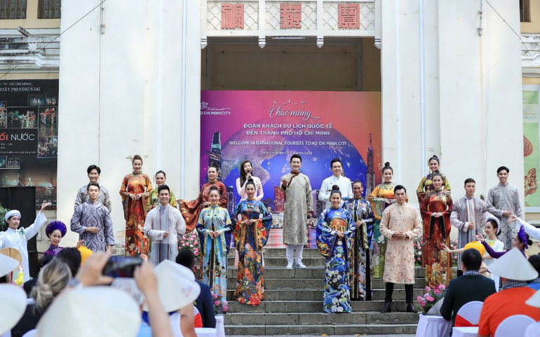 Đón chào du khách tới TP Hồ Chí Minh bằng những bộ áo dài đặc sắc -0