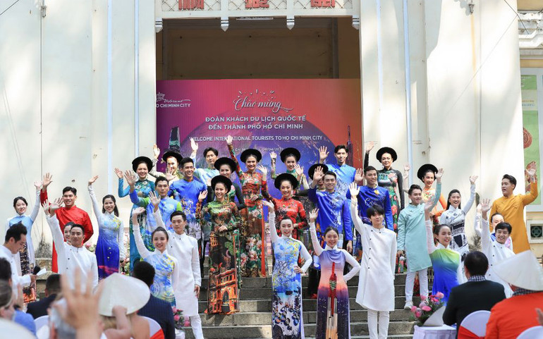 Đón chào du khách tới TP Hồ Chí Minh bằng những bộ áo dài đặc sắc -0