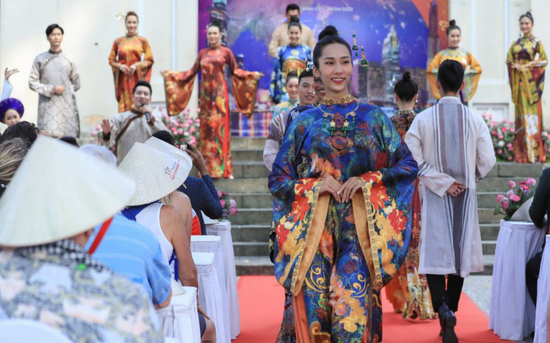 Đón chào du khách tới TP Hồ Chí Minh bằng những bộ áo dài đặc sắc -0