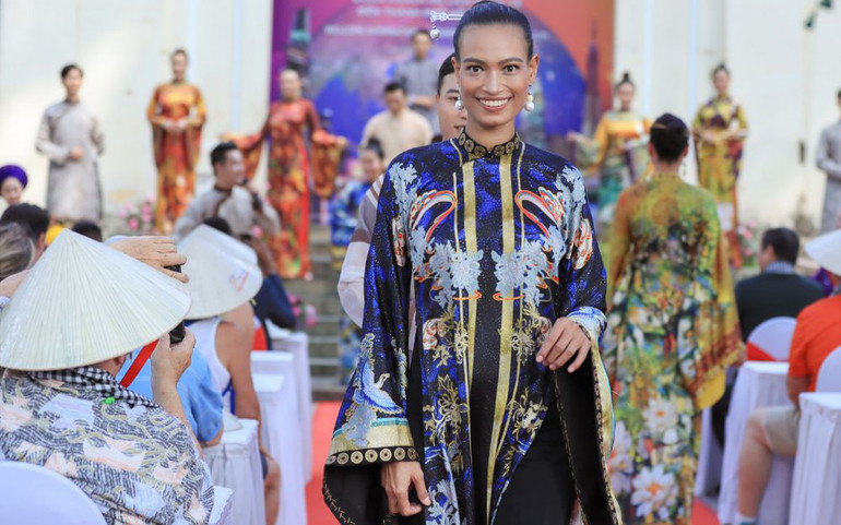 Đón chào du khách tới TP Hồ Chí Minh bằng những bộ áo dài đặc sắc -0