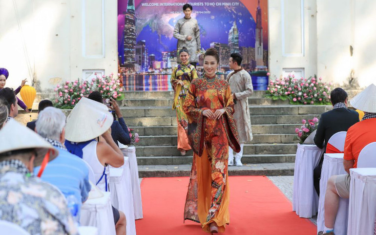 Đón chào du khách tới TP Hồ Chí Minh bằng những bộ áo dài đặc sắc -0