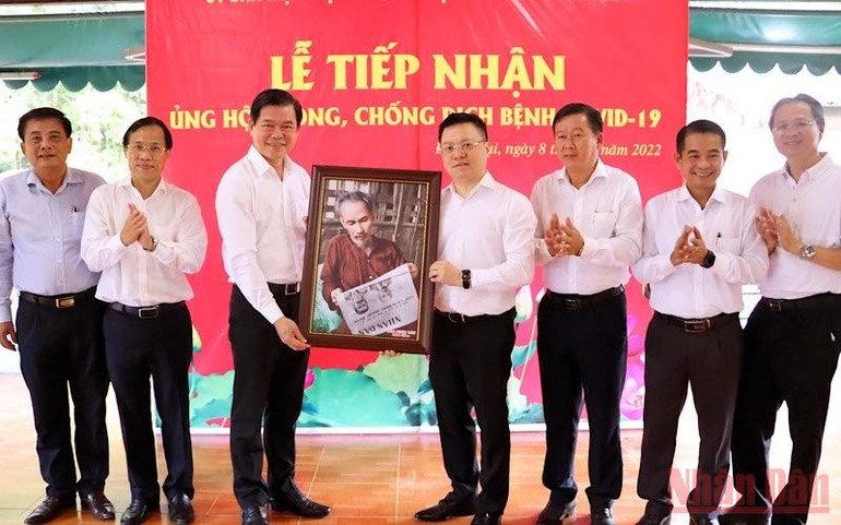 Đồng chí Lê Quốc Minh cũng đã trao tặng bức tranh Bác Hồ đọc Báo Nhân Dân cho đồng chí Nguyễn Hồng Lĩnh và lãnh đạo tỉnh Đồng Nai. Báo Nhân Dân hỗ trợ tỉnh Đồng Nai 200 triệu đồng phòng, chống dịch -0