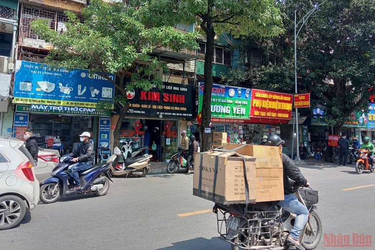 Theo khảo sát, tại phố "thiết bị y tế" Phương Mai, sản phẩm máy đo SpO2 không hề cháy hàng. (ẢNH: SƠN BÁCH) Sau kit test, đến lượt Xuyên tâm liên, máy đo SpO2 rơi vào “ma trận giá” -0