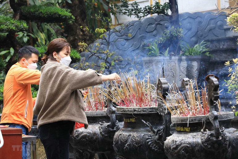 Người dân Hà Nội đi lễ đền, chùa Rằm tháng Giêng -0