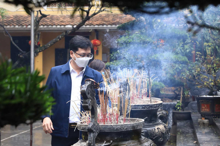 Người dân Hà Nội đi lễ đền, chùa Rằm tháng Giêng -0