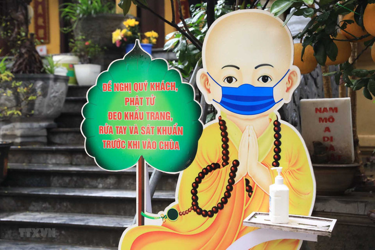 Người dân Hà Nội đi lễ đền, chùa Rằm tháng Giêng -0