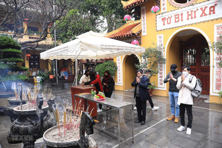 Người dân Hà Nội đi lễ đền, chùa Rằm tháng Giêng -0