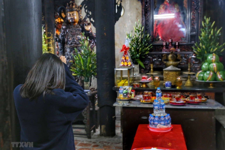 Người dân Hà Nội đi lễ đền, chùa Rằm tháng Giêng -0