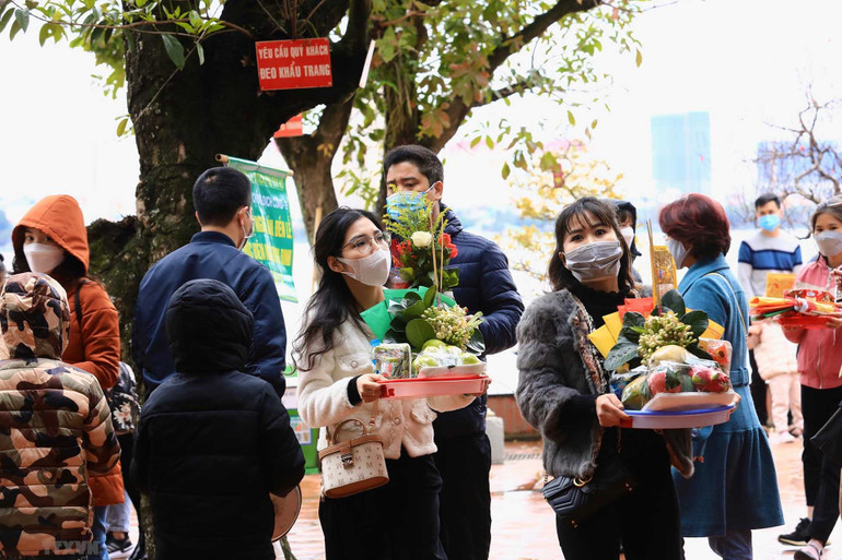 Người dân Hà Nội đi lễ đền, chùa Rằm tháng Giêng -0