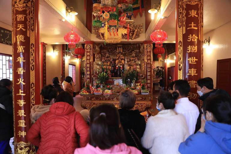 Người dân Hà Nội đi lễ đền, chùa Rằm tháng Giêng -0