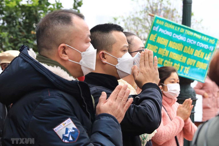 Người dân Hà Nội đi lễ đền, chùa Rằm tháng Giêng -0