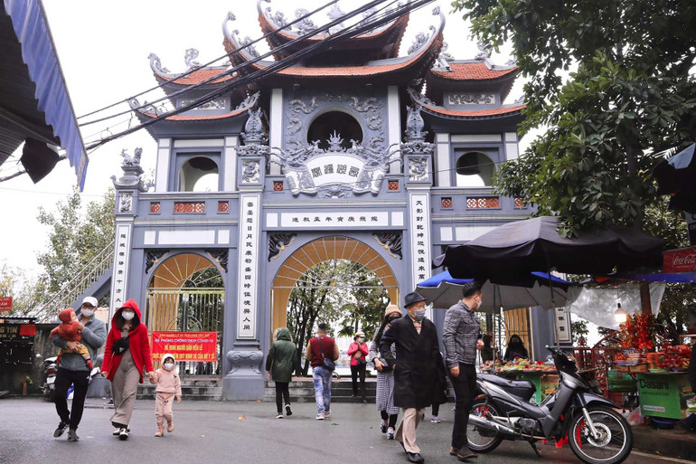 Người dân Hà Nội đi lễ đền, chùa Rằm tháng Giêng -0