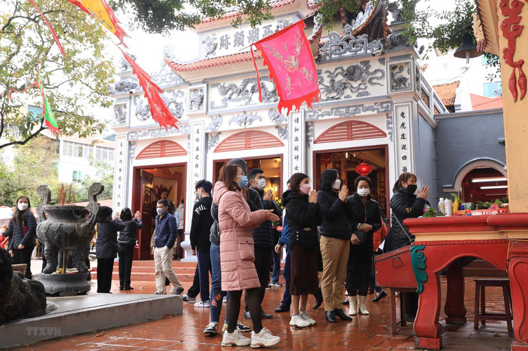 Người dân Hà Nội đi lễ đền, chùa Rằm tháng Giêng -0