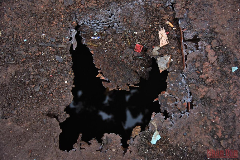 Du thuyền, nhà hàng nổi hoang phế nhiều năm ở hồ Tây được tháo dỡ -0