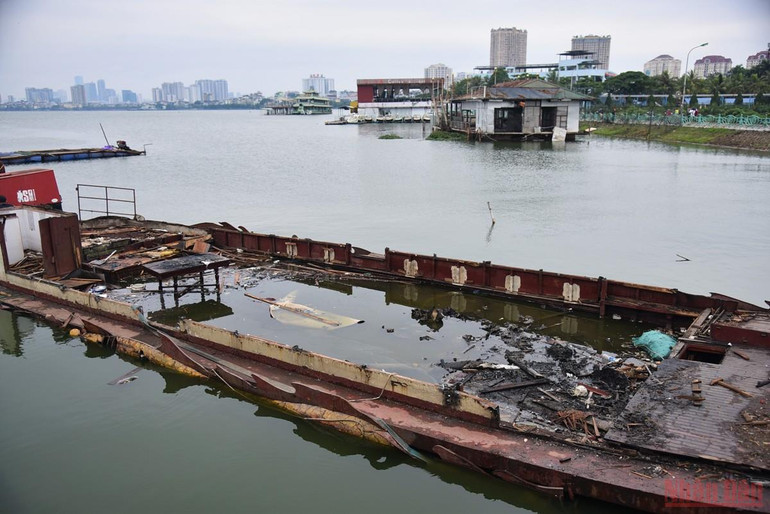 Du thuyền, nhà hàng nổi hoang phế nhiều năm ở hồ Tây được tháo dỡ -0