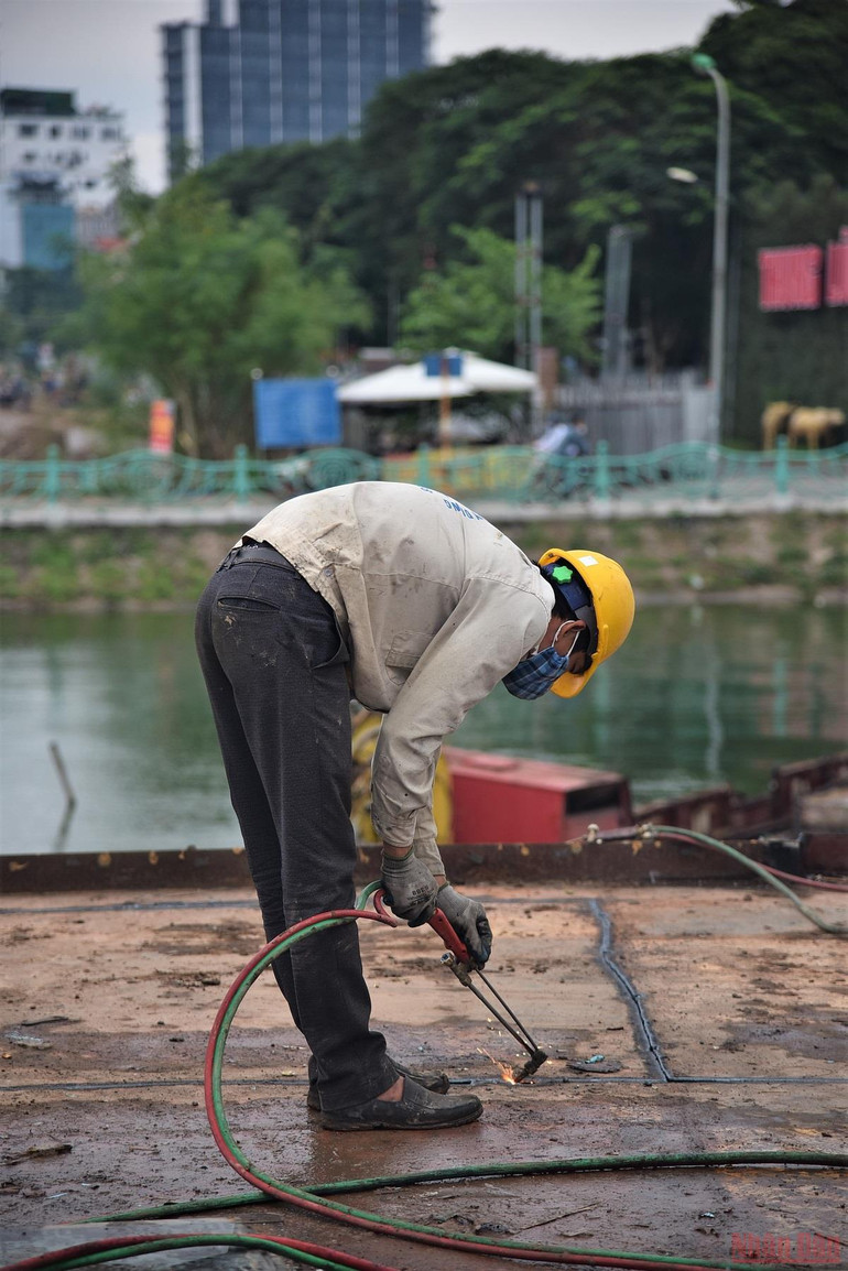 Du thuyền, nhà hàng nổi hoang phế nhiều năm ở hồ Tây được tháo dỡ -0