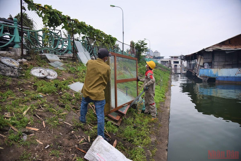 Du thuyền, nhà hàng nổi hoang phế nhiều năm ở hồ Tây được tháo dỡ -0