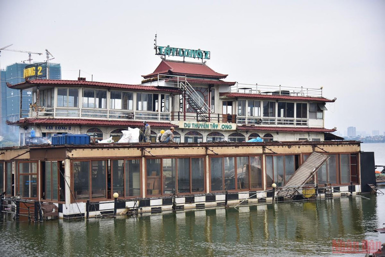Du thuyền, nhà hàng nổi hoang phế nhiều năm ở hồ Tây được tháo dỡ -0