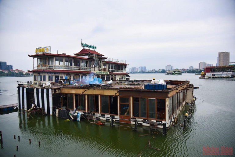 Du thuyền, nhà hàng nổi hoang phế nhiều năm ở hồ Tây được tháo dỡ -0