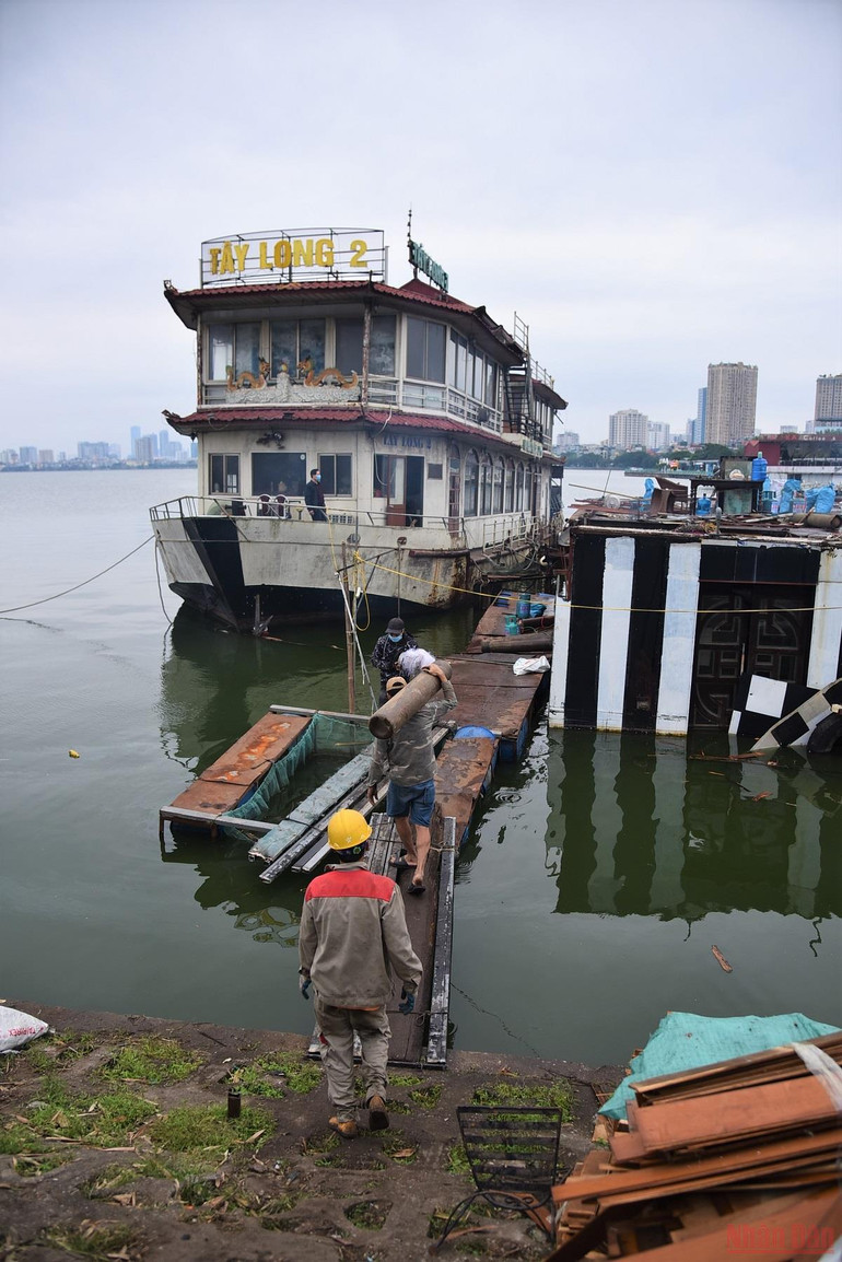 Du thuyền, nhà hàng nổi hoang phế nhiều năm ở hồ Tây được tháo dỡ -0