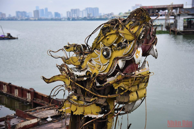 Du thuyền, nhà hàng nổi hoang phế nhiều năm ở hồ Tây được tháo dỡ -0