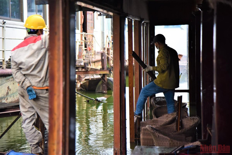 Du thuyền, nhà hàng nổi hoang phế nhiều năm ở hồ Tây được tháo dỡ -0