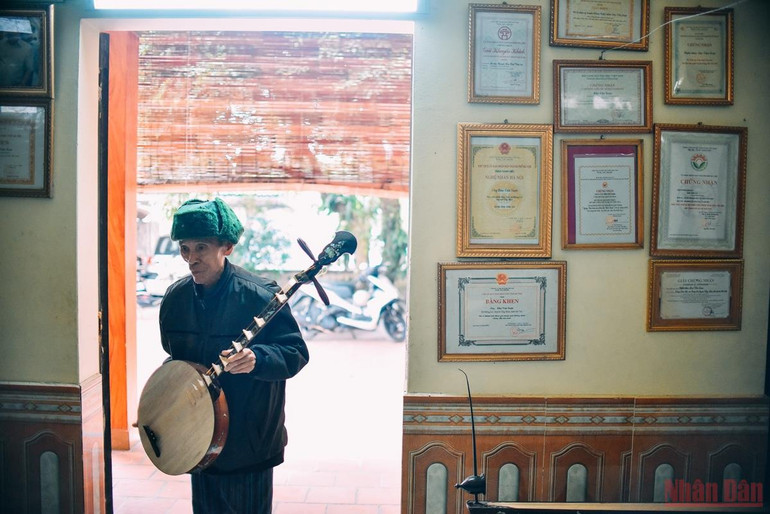 Thăng trầm nghề “rỗng ruột” -0