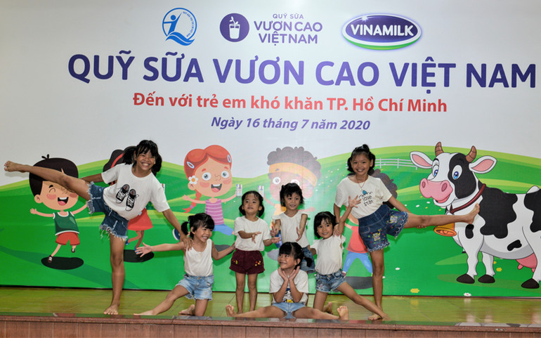 Quỹ sữa Vươn cao Việt Nam tiếp tục hành trình xuyên dịch đến với trẻ em gặp khó khăn -0