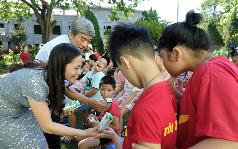 Quỹ sữa Vươn cao Việt Nam tiếp tục hành trình xuyên dịch đến với trẻ em gặp khó khăn -0