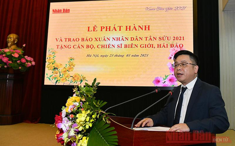Phó Tổng Biên tập Báo Nhân Dân Quế Đình Nguyên phát biểu tại lễ trao tặng. Trao hơn 50.000 ấn phẩm báo Xuân Nhân Dân Tân Sửu 2021 tặng các chiến sĩ làm nhiệm vụ nơi biên giới, hải đảo -0