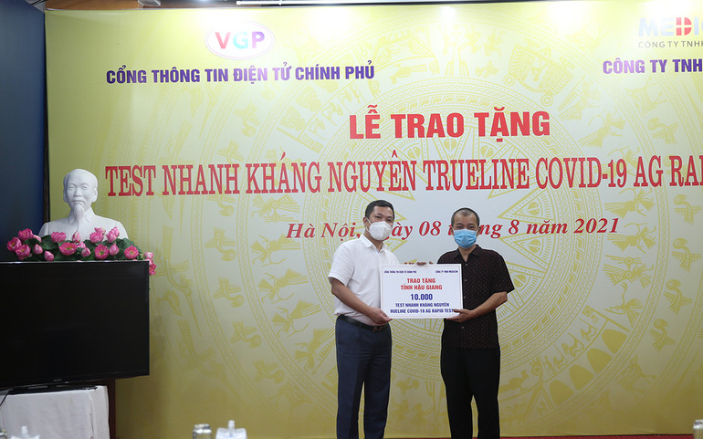 Trao tặng 4 địa phương 100.000 test nhanh kháng nguyên -2
