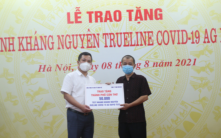 Trao tặng 4 địa phương 100.000 test nhanh kháng nguyên -0